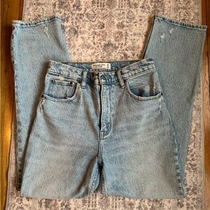 Abercrombie Ultra High Rise 90’s Straight - 26 Short